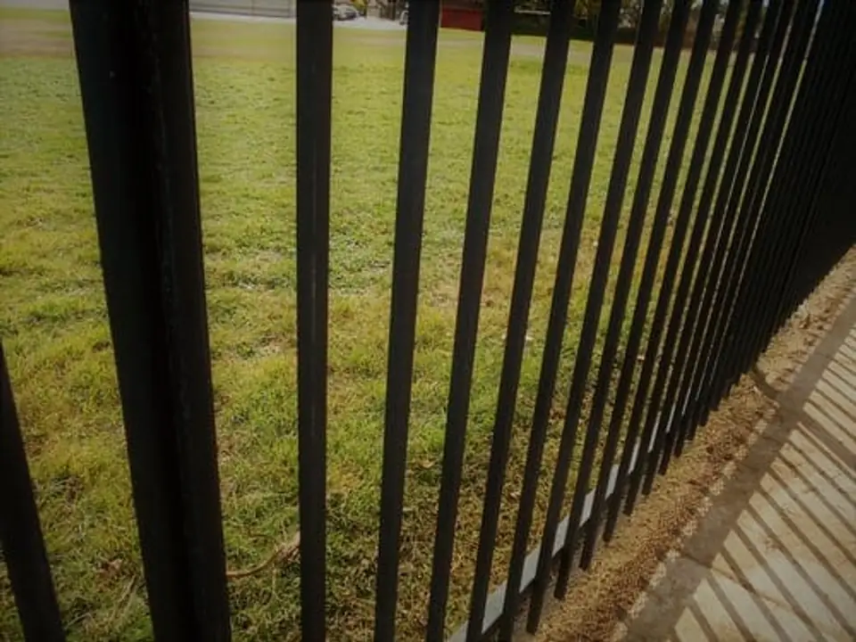 Iron Fence / Cerca de Hierro